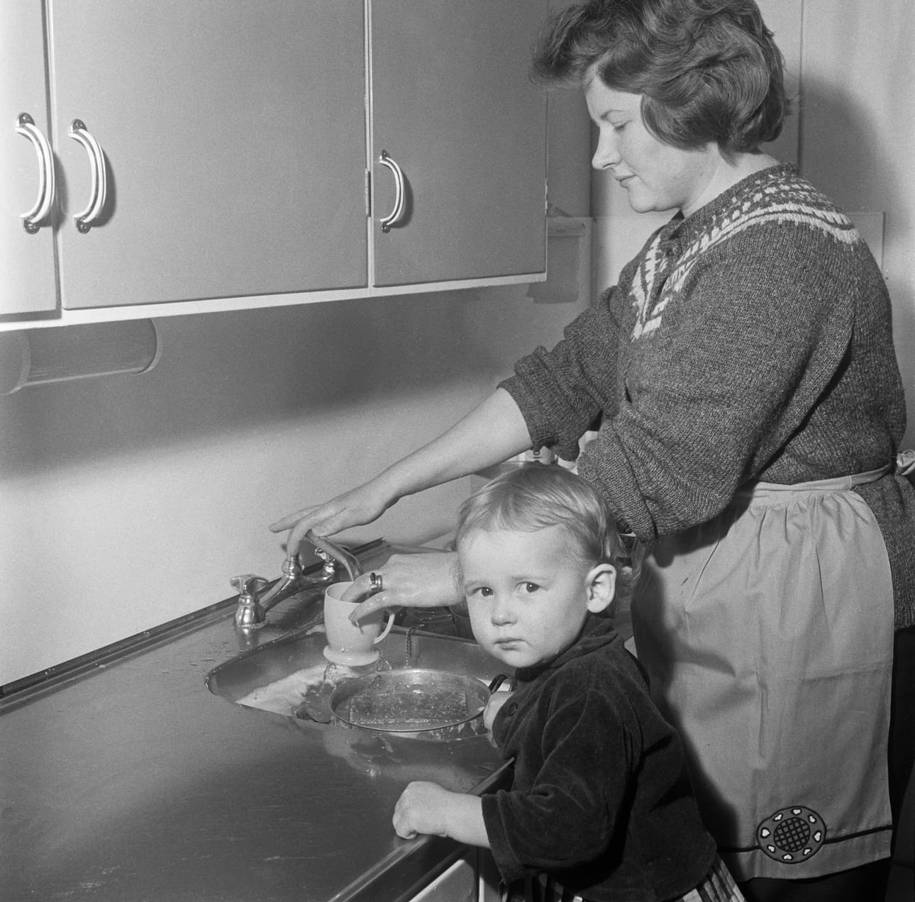 Monien vaiheiden jälkeen raikas vesi alkoi virrata myös lumijokisten hanoista. Tämä kuvituskuva on Karjaalta vuodelta 1964.