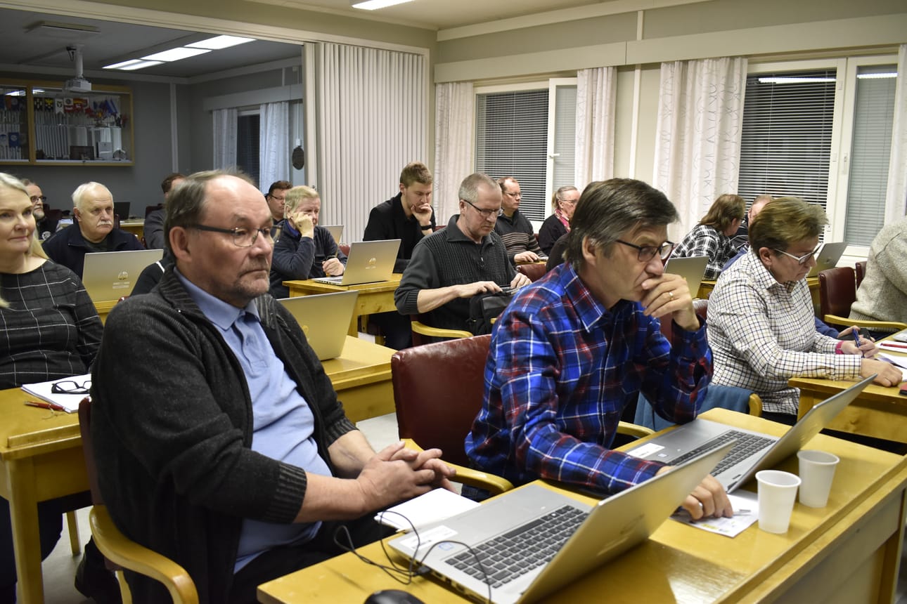 Taivalkosken kunnanvaltuusto keskusteli pitkään kunnan talouden tilanteesta ja veroprosentista.