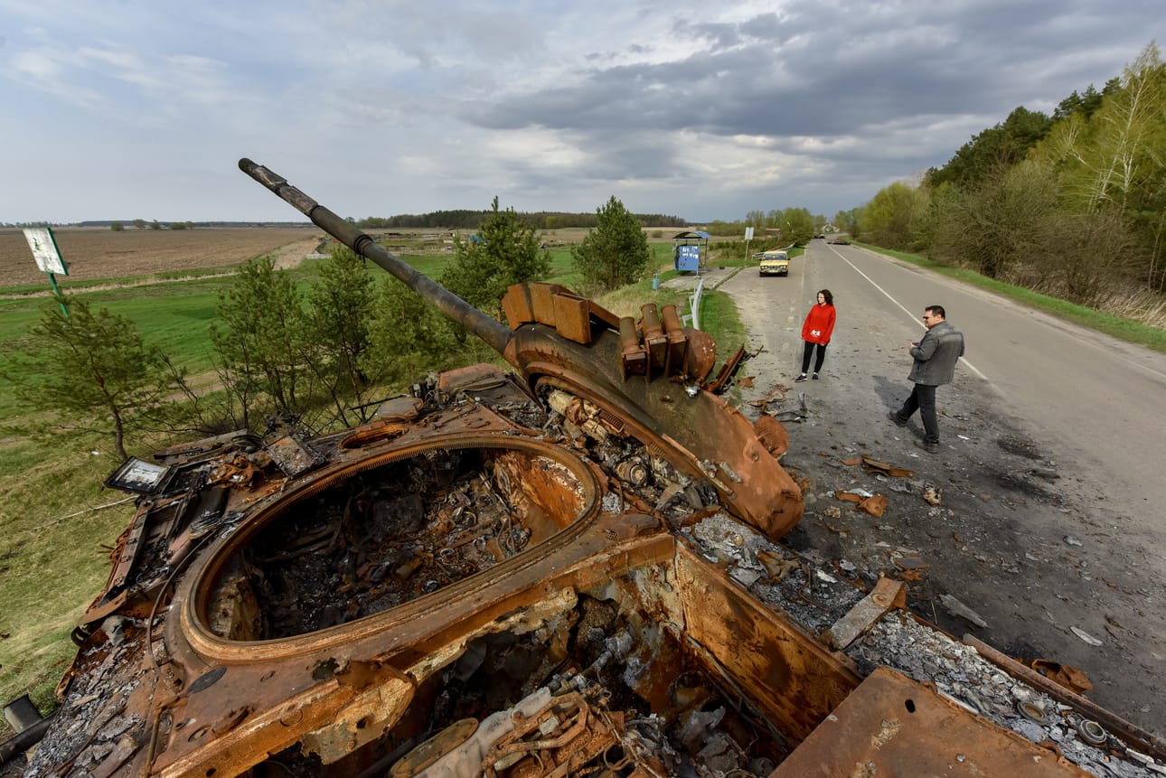 Ukrainan armeijan tuhoama tankki Kiovan lähettyvillä. Ukraina on onnistunut tuhoamaan merkittäviä määriä Venäjän kalustoa.