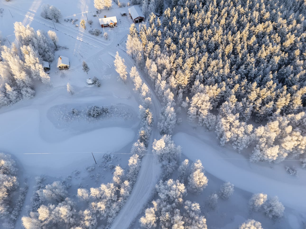 Kiiminkijoen hyydetulva nosti vedenpinnan lähelle rakennuksia Utajärven Sanginkylässä.