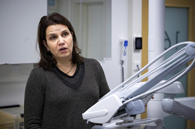 Johtava ylihammaslääkäri Katri Palo on iloinen uusista tiloista. Vaasan kolme hammashoitolaa on nyt yhdistetty yhdeksi Vaasanpuistikon hammashoitolaksi, joka toimii kahdessa kerroksessa Vaasanpuistikko 20:ssä. Kuvat: Jarno Pellinen