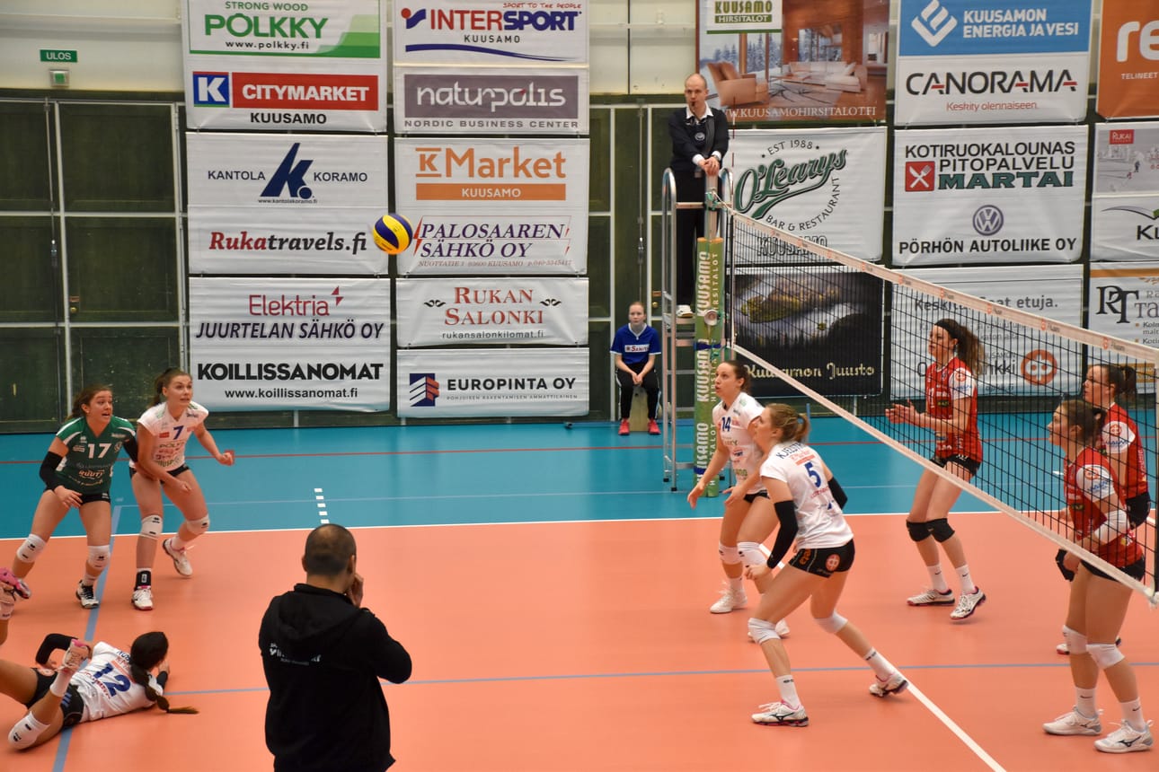 Pölkky Kuusamon ensimmäinen ottelu uuden päävalmentajan Zvonko Nikolicin ( etualalla ) alaisuudessa päättyi tappioon. Pirteästi ottelun aloittanut Essi Helminen ( 7 ) loukkasi polveaan toisen erän lopulla ja joutui jättämään kentän.