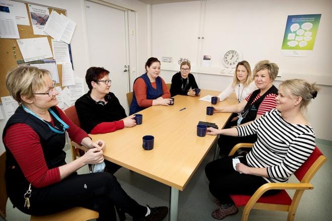 Päivi Ala-Kasari, Susanna Viitala, Minna Kuoppamäki, Milla Ulvinen, Kirsi Kalliomäki, Tiina Hakanen ja Sarita Välimäki odottavat koronan menevän jo ohi, että yksikkö voi taas tehdä normaalisti kesäretkiä. KUVA: JOUKO HÄNNINEN