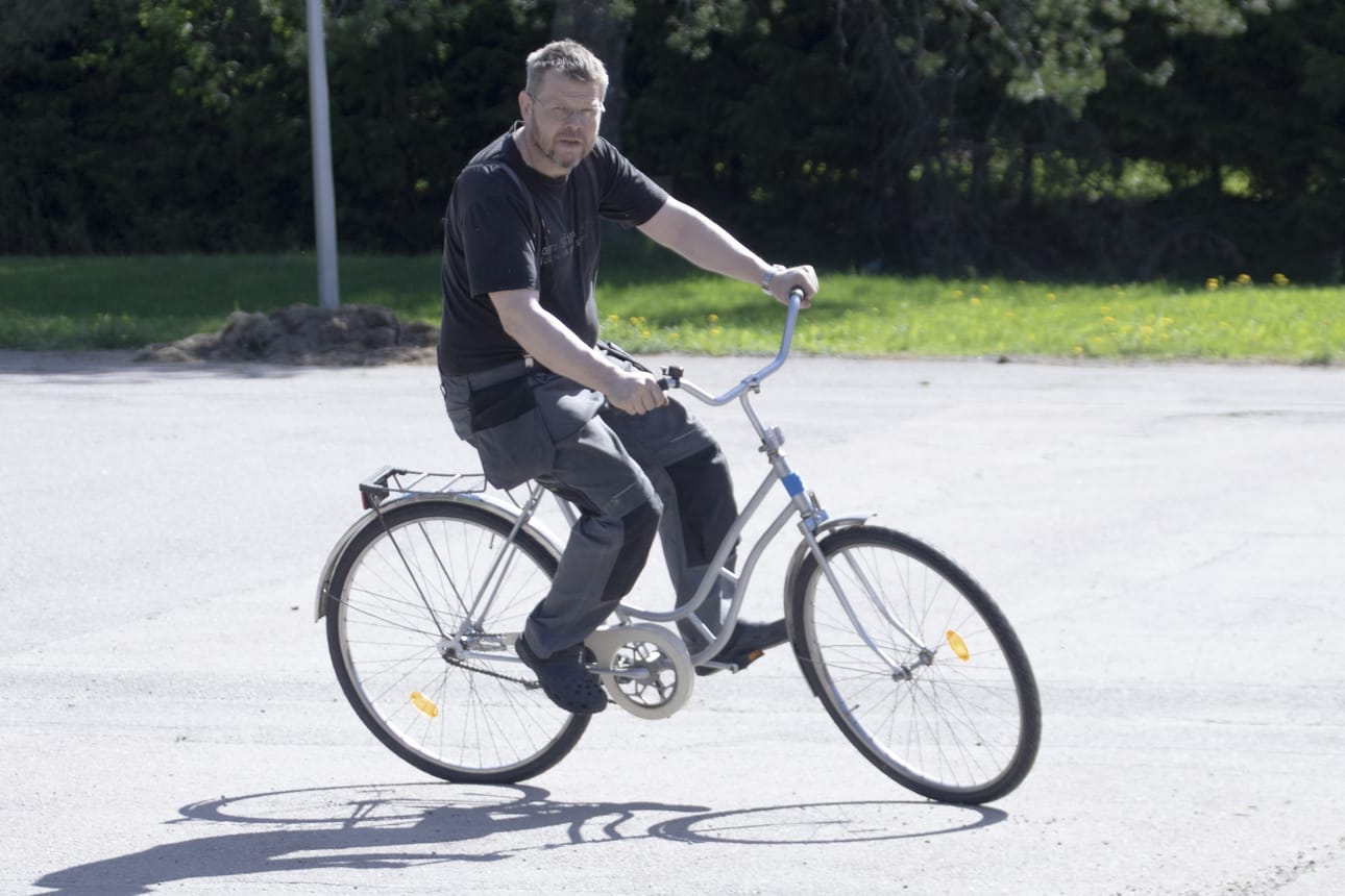 Piippolan työpajan pyöräpajalla polkupyörien korjaajia ohjaava Ari Niemelä näytti, kuinka kevyesti monesta pyörästä koottu, kunnostettu polkupyörä kulkee.