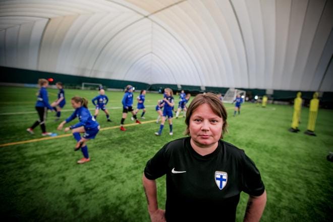 Marianne Miettinen kävi torstaina katsastamassa IFK Vasan B-tyttöjen harjoitukset. Joukkue pelaa ikäluokkansa SM-sarjassa. KUVA: JAAKKO ELENIUS