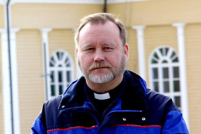 Evijärven kirkkoherra Aki Paavola havaitsi papin työn ja Kauhavan seurakunnan luottamustoimen yhdistämisen raskaaksi. KUVA: JOHANNA KATAJA