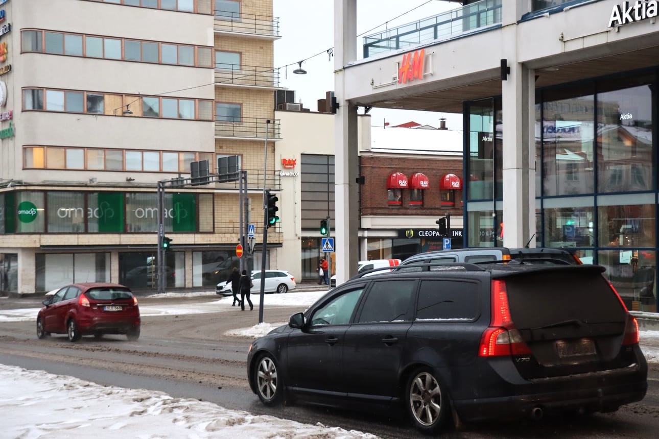 Torin vieressä Vaasanpuistikon ja Kauppapuistikon risteyksessä sojottaa kolaroitu pylväs. Tutkatekniikka ei toimi, kun pylväs on vinossa.