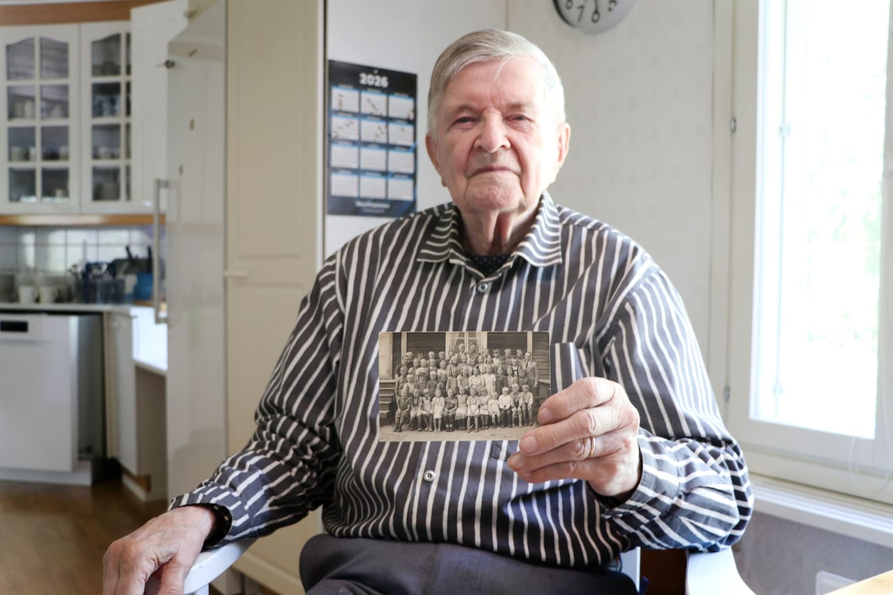 Kaartusen koulua käyneellä Jaakko Isotalolla on yhä tallessa vuonna 1948 otettu ryhmäkuva.