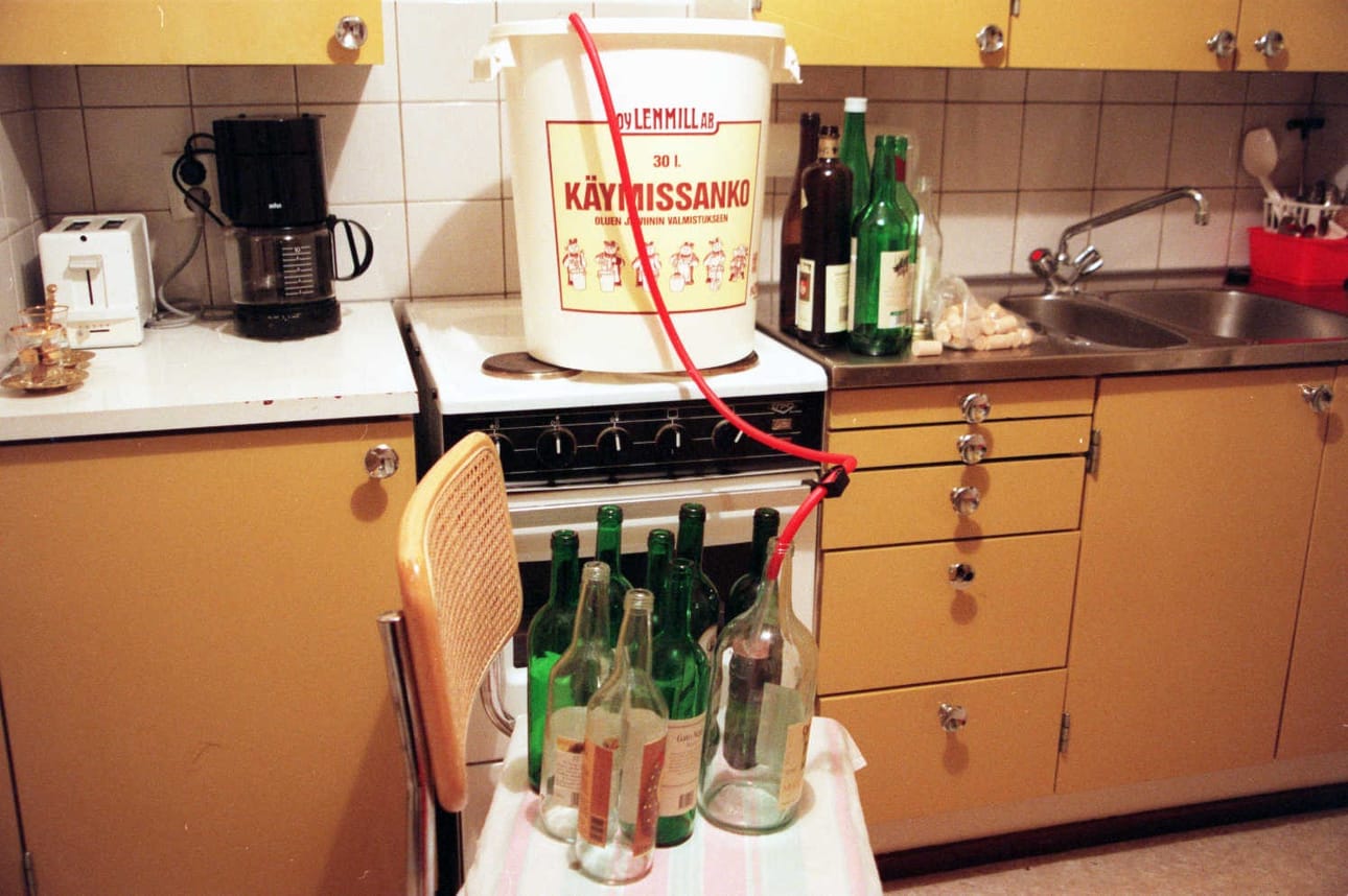 Alkoholilaki muutti kotivalmistukseen liittyviä rajoituksia. Kuvassa valmistuu kotiviini.
