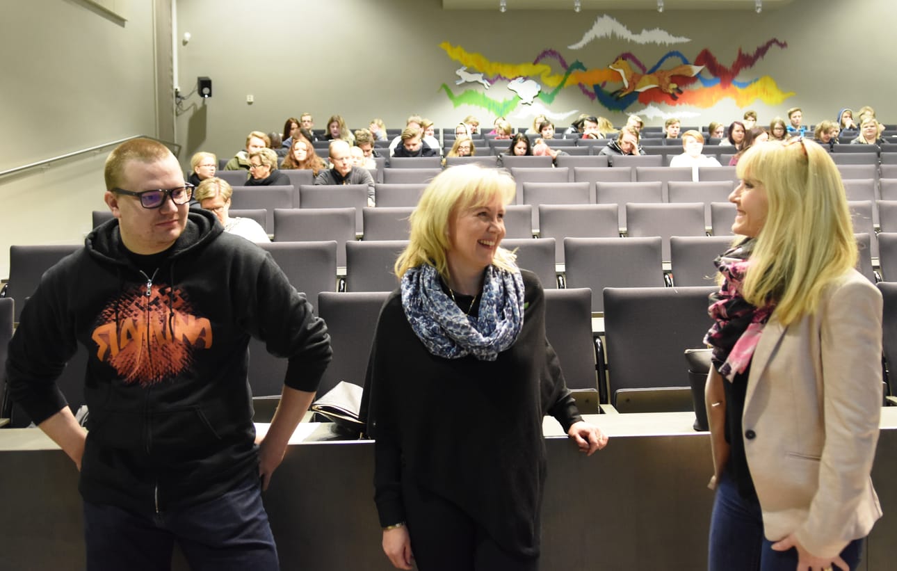 Päivi Salminen-Kultanen, Mari Vartiainen ja Janne Kallunki kertoivat toisen asteen opiskelijoille mitkä asiat ratkaisevat työpaikan saamisessa. Kun koulu loppuu¿-kiertueen tilaisuus oli Kuusamon lukiolla keskiviikkona.