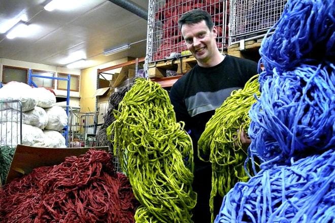 Avainlippu on hieno tunnustus kotimaisen työn arvostuksesta yrityksessämme, toteaa Lappajärven Värjäämön tuotantopäällikkö Mikko Puro. KUVA: