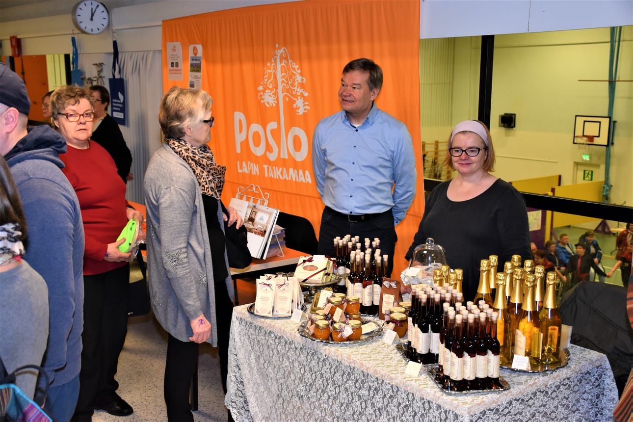 Posion elinkeinotoimen puolesta yritetään tavoittaa kaikki yrittäjät. Kuvassa Posion messuilla Posion osastolla elinkeinokoordinaattori Veli-Matti Ruotsalainen ja Korpihillan yrittäjä Ritva Kokko.