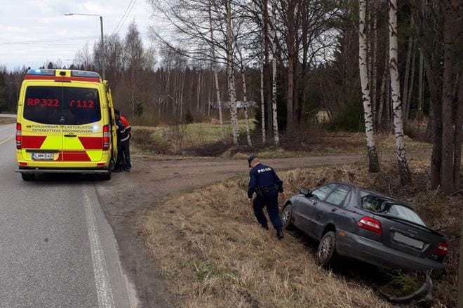 Ojaan suistunut auto kärsi lieviä peltivaurioita. KUVA: OLLI PURSIAINEN
