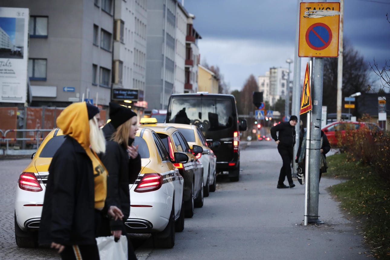 Taksikuljettajat halutaan taas istuttaa koulutukseen ennen taksiluvan suorittamista.