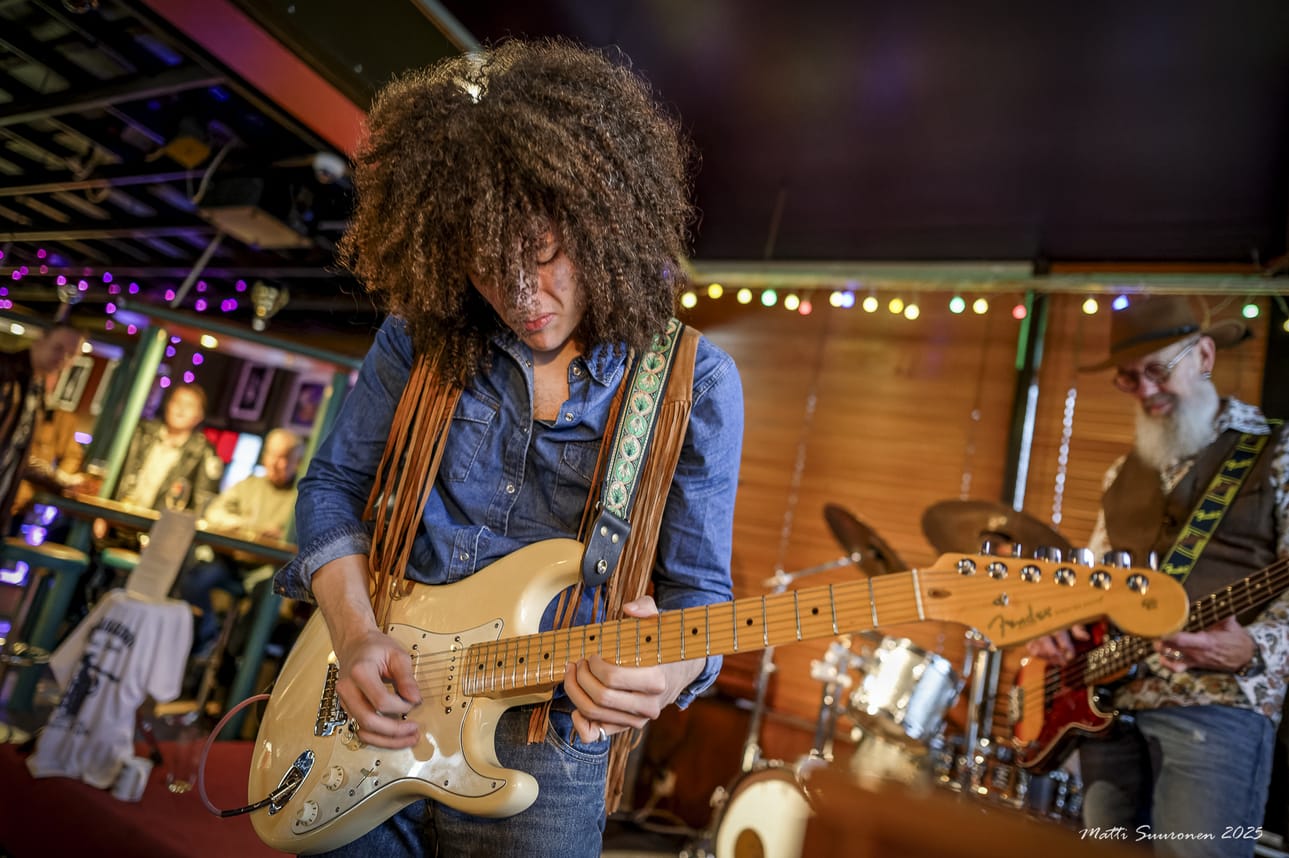 Brasilialainen Guto Konrad on blues- ja kitarafanit hämmästyttänyt nouseva tähti. Kuvassa Guto Konrad & THBB esiintymässä Pub 23:ssa Kouvolassa.