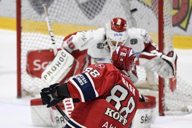 Joonas Rask laukoi kiekon kahdesti Mika Järvisen taakse. KUVA: LEHTIKUVA / VESA MOILANEN