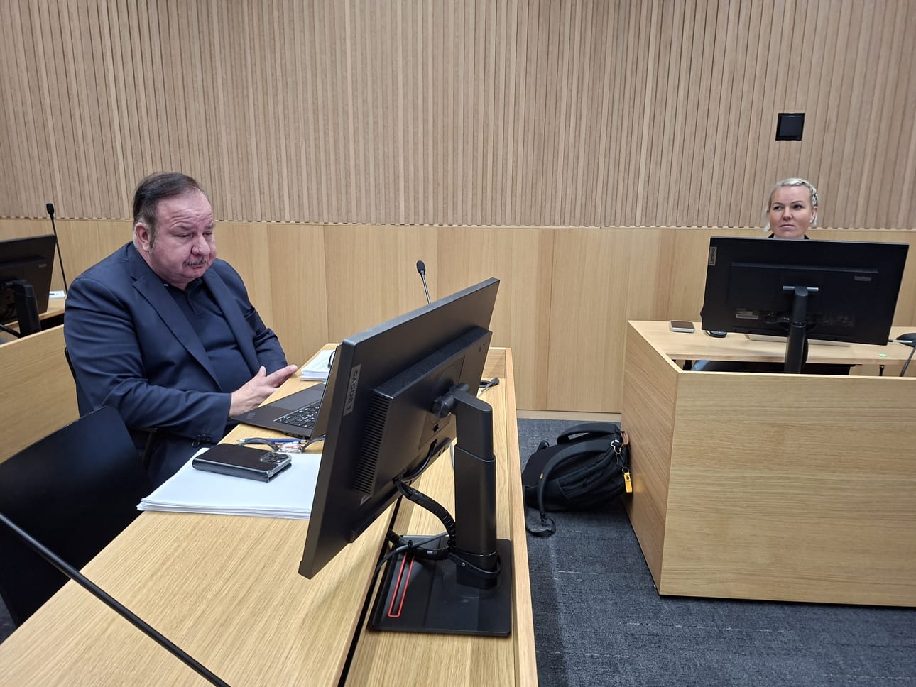 Syyttäjänä toimii aluesyyttäjä Jenni Harvio. Asianajaja Kari Eriksson avustaa asianomistajia.