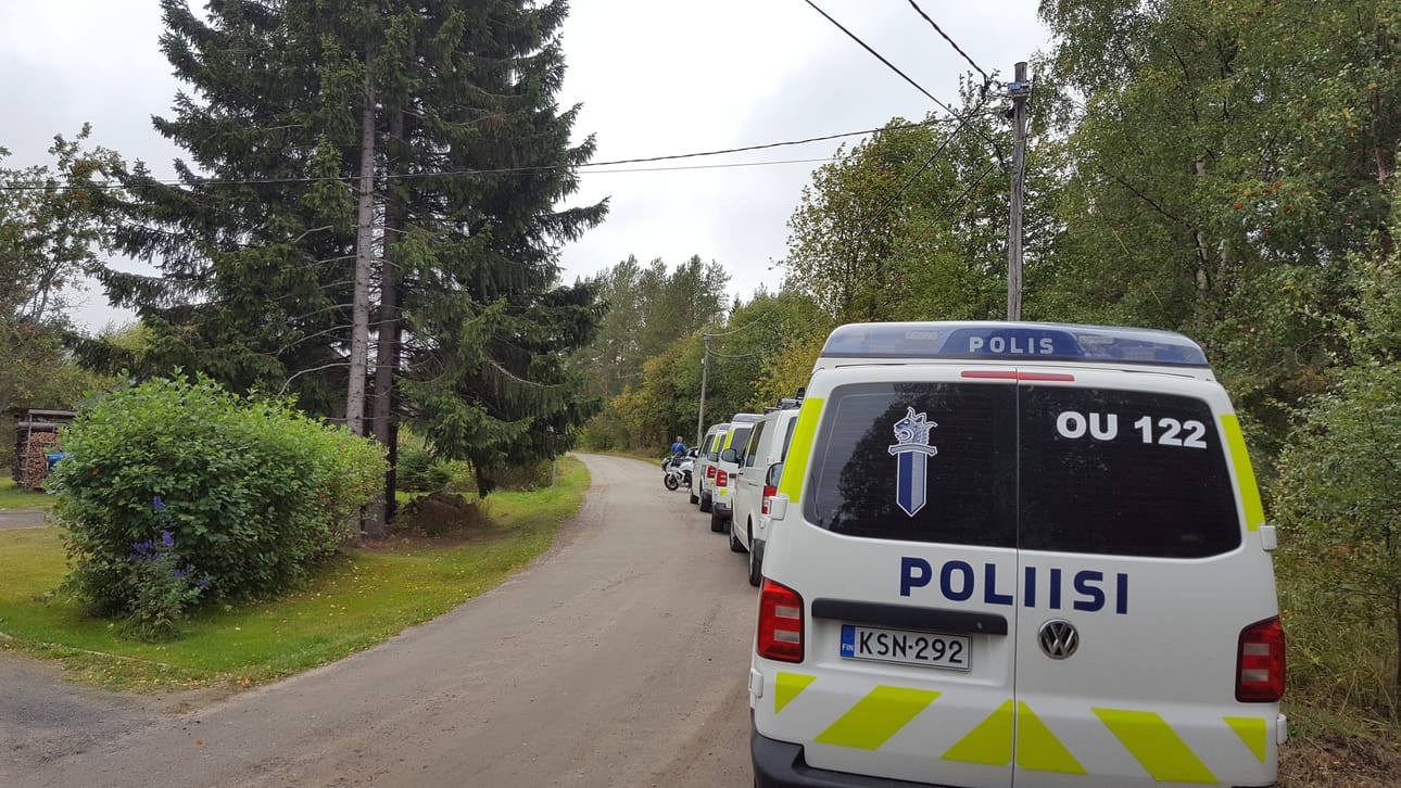 Poliisi piirittää taloa Haukiputaalla.