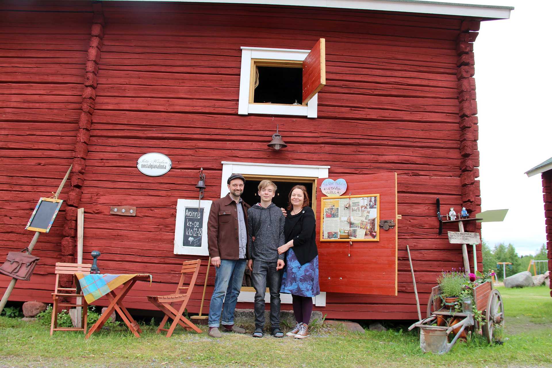 Jani Pihlajamaan (vas.) ja Sari Koposen apuna on heidän poikansa Pessi Pihlajamaa (kesk.).