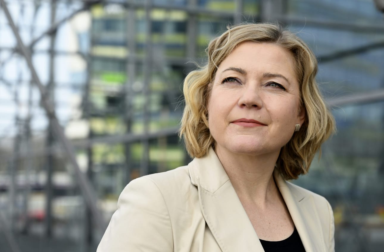 Kokoomuksen europarlamentaarikko Henna Virkkunen sanoo STT:lle, että hän voi harkita asiaa vakavasti, jos mahdollisuus komissaarin tehtäviin tulee. Lehtikuva / Vesa Moilanen