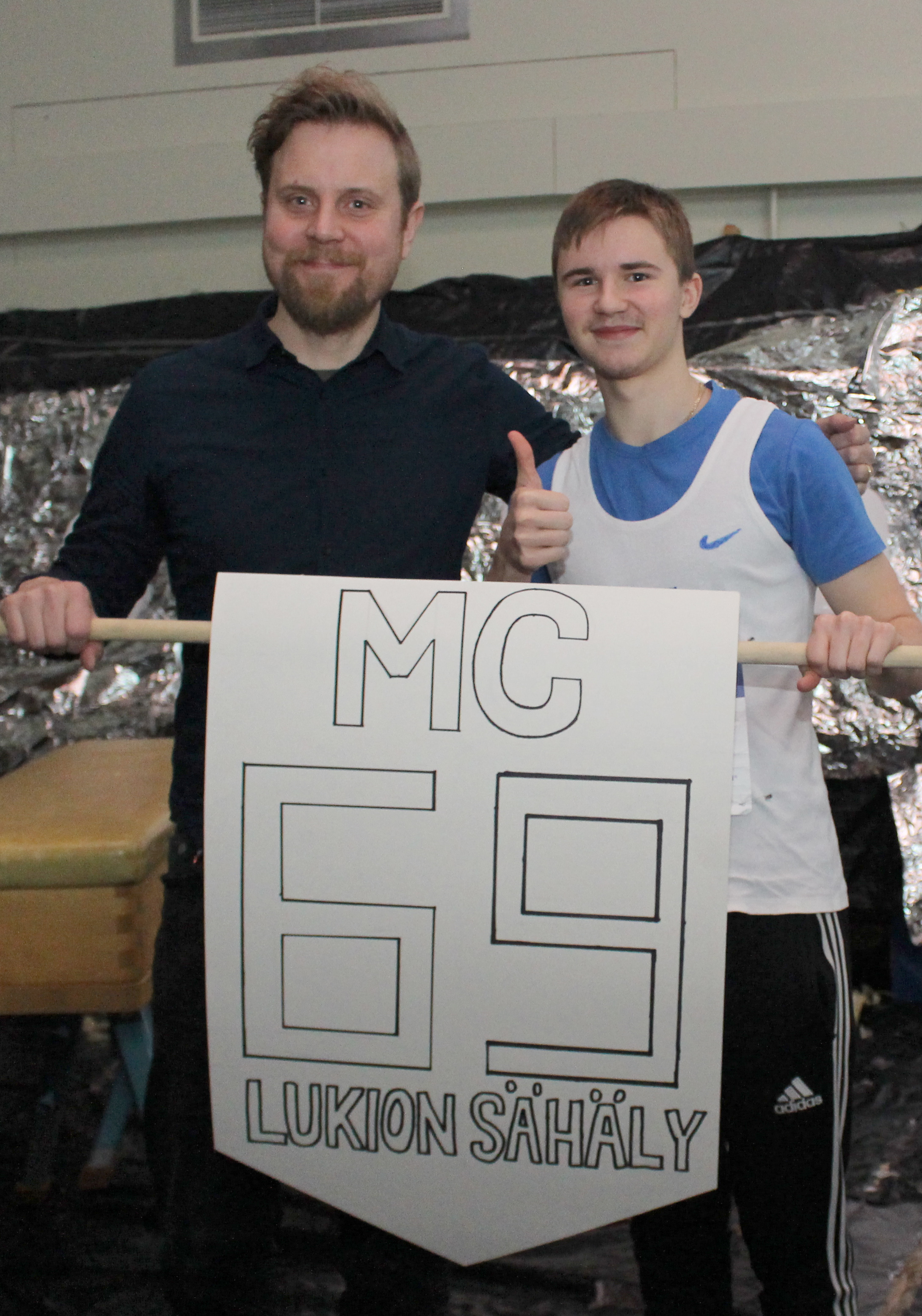 MC eli Lauri Mäkelä pääsi yhteiskuvaan &rdquo;Seppo Rädyn&rdquo; kanssa. Räty muistuttaa kummasti Vili-Petteri Heleniusta.