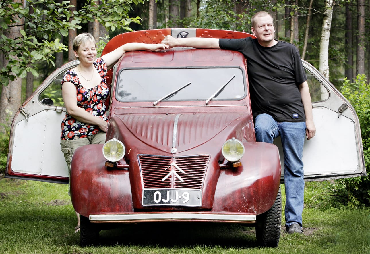 ”Ulkomuoto jätettiin tarkoituksella ränsistyneeksi”, esittelee pakettimallisen 2CV:nsa itse rakentanut Jari Tolonen. Harrastus pitää puolison tiiviisti kotosalla, Ritva Tolonen myhäilee.