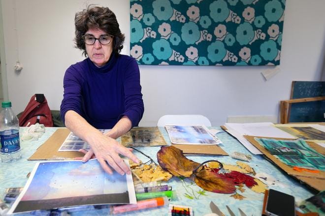 Syyskuun ajan Lapualla ollut yhdysvaltalainen Carol Mell valmisti grafiikkaa valokuvaamistaan pohjalaismaisemista. KUVA: JANINA SAARELA