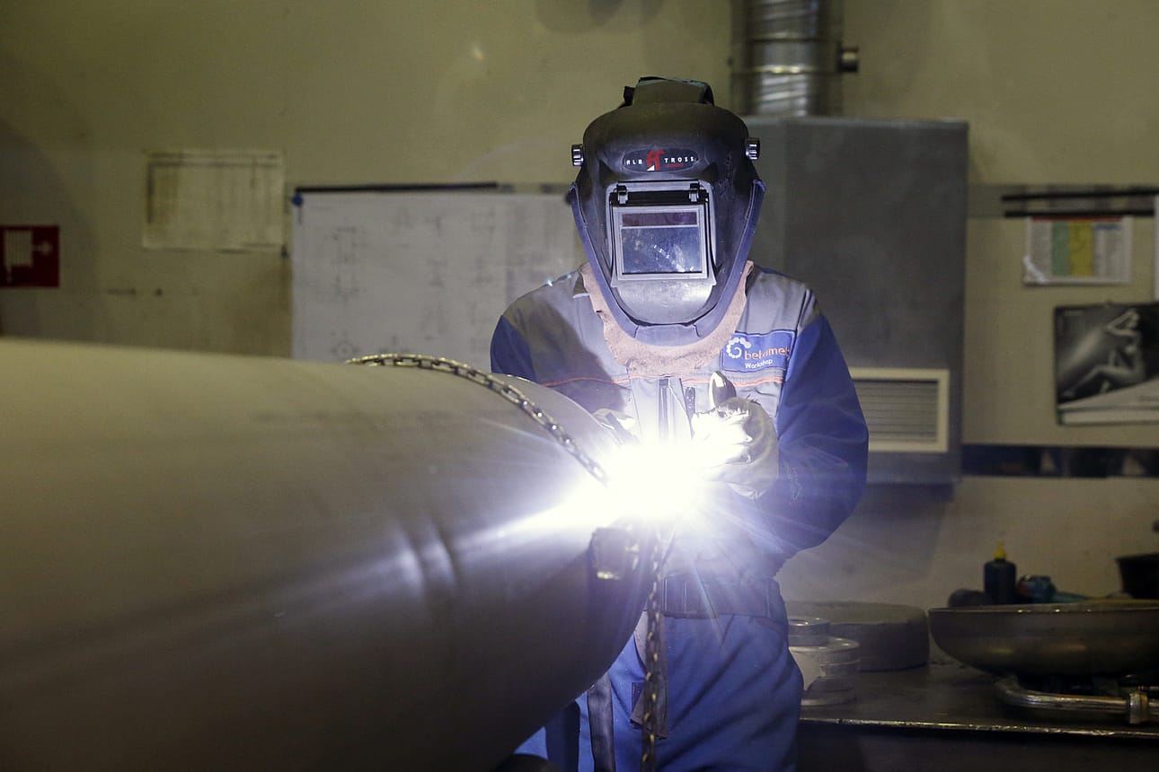 Oululainen Betamet on erikoistunut teollisuuden kone- ja laiteasennuksiin sekä konepajatoimintaan. Arkistokuvassa Betametin työntekijä hitsaa Kittilän kultakaivokselle menevää painesäiliötä.