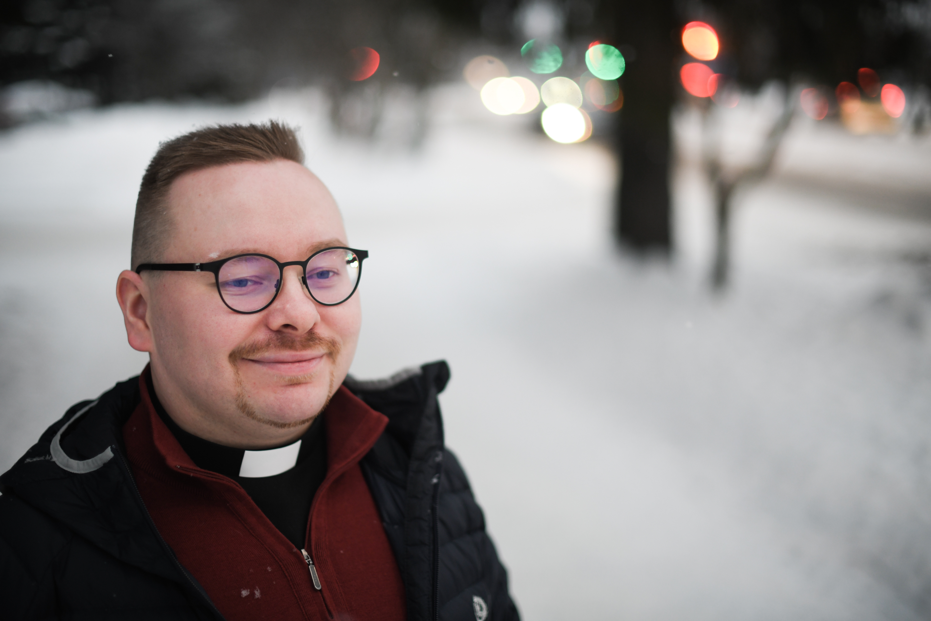 Taivalkosken seurakunnan haasteet jatkuivat: heikko talous ja hupeneva seurakuntalaisten määrä. Muun muassa pappila ja Jokijärven leirikeskus tulivat myyntiin. Ilon päivä oli kun seurakuntavaalien äänestysprosentti kohosi peräti 37,7 prosenttiin. Kirkkoherra Tuomo Törmänen oli luvannut tarjota seurakuntalaisille pullakahvit, mikäli 38 prosenttia menee rikki.