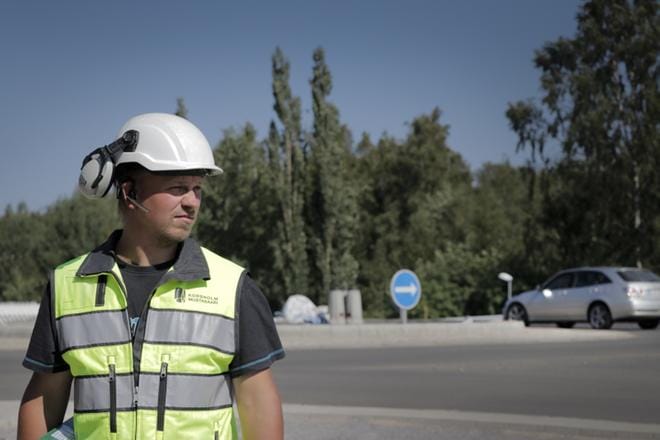 Mustasaaren kunnan kunnallistekniikan työnjohtaja Kim Ehrs seurailee tyytyväisenä liikenteen kulkua uudessa kiertoliittymässä Sepänkylän keskustassa. KUVAT: HANNU TOIVONEN