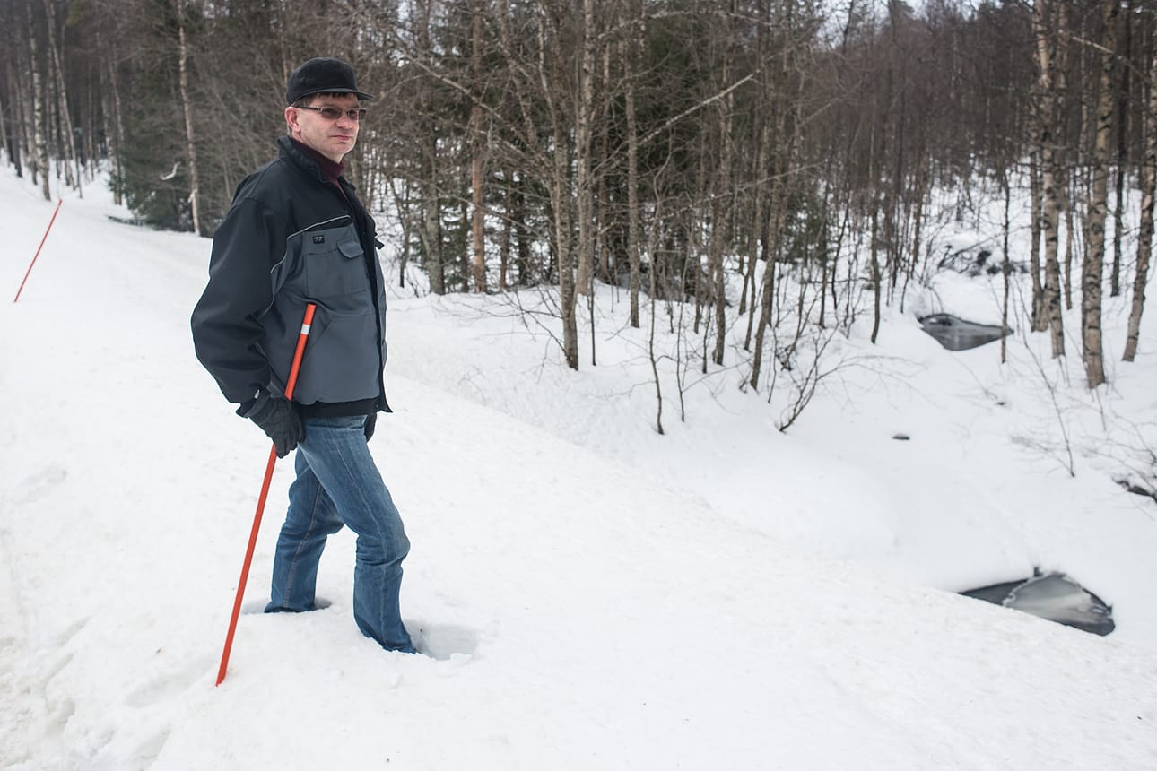 Pentti Käkelä läpi talven avonaisena virtaavan Välijoen sillalla Sallantien varressa. Omaan kotiin on vain reipas kivenheitto, kaivoksen suunniteltuun paikkaan pari kilometriä.