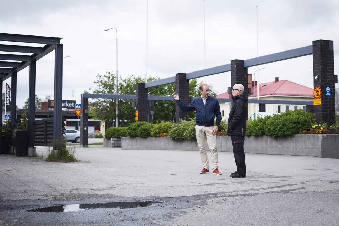 ”Tässä on hyvät puitteet. Sateensuojakin saadaan tarvittaessa, kun on valmiit rakenteet, jotka voi kattaa”, Mikko Luikku kertoo Kepa Salmirinteelle.