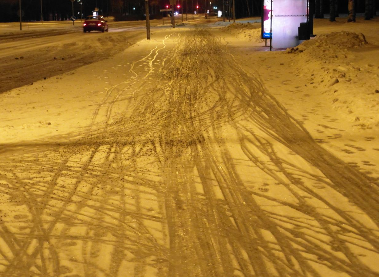 Lukija varoittaa, että pyörä- ja jalankulkutiet ovat paikoin todella liukkaita Oulussa.