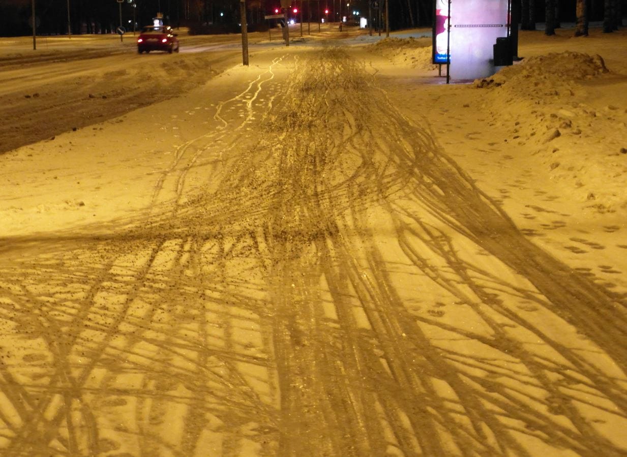 Lukija varoittaa, että pyörä- ja jalankulkutiet ovat paikoin todella liukkaita Oulussa.