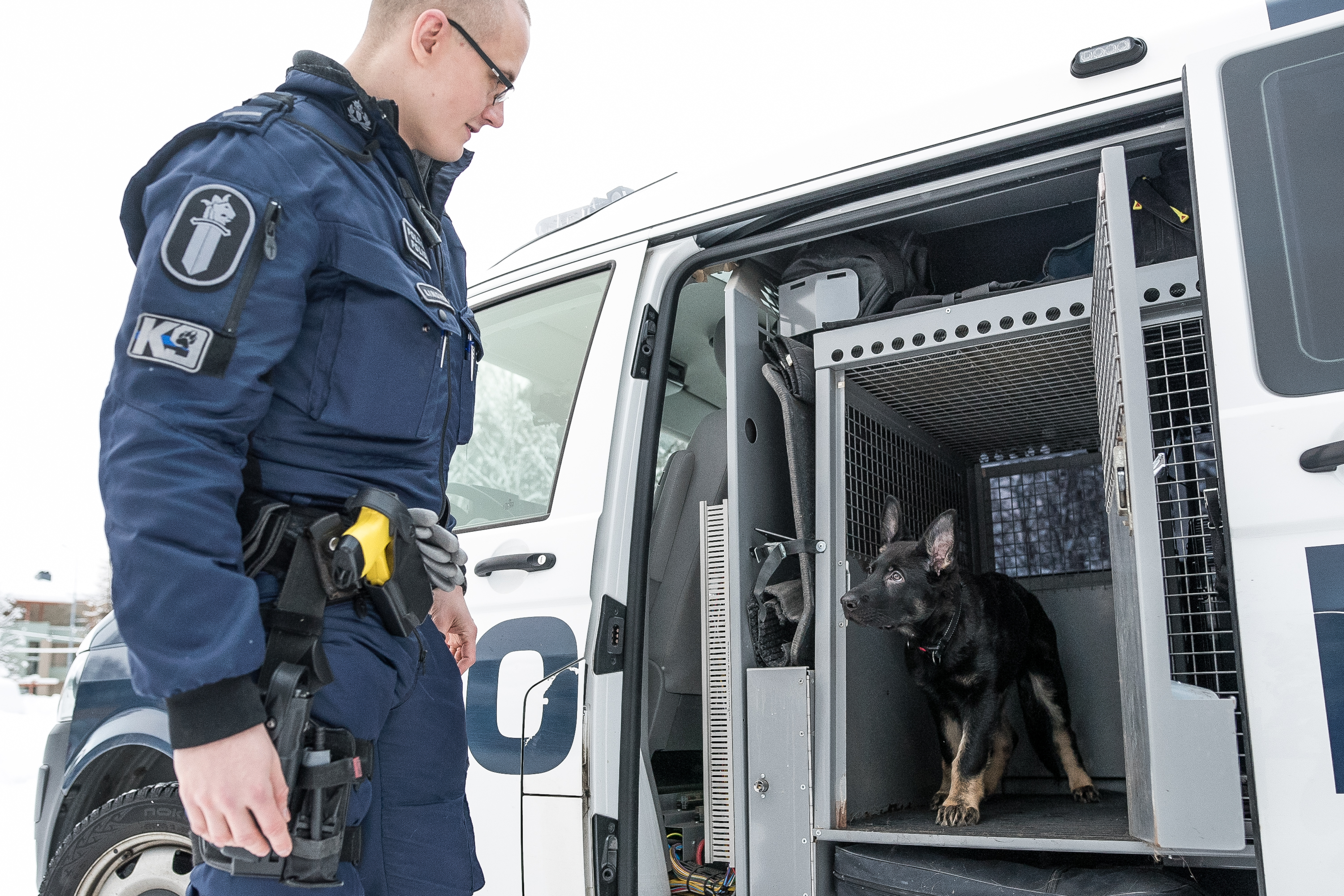 Koira viettää poliisiautosssa 12-tuntisia työpäiviä, joten autosta pitää tehdä sille kuin toinen koti.