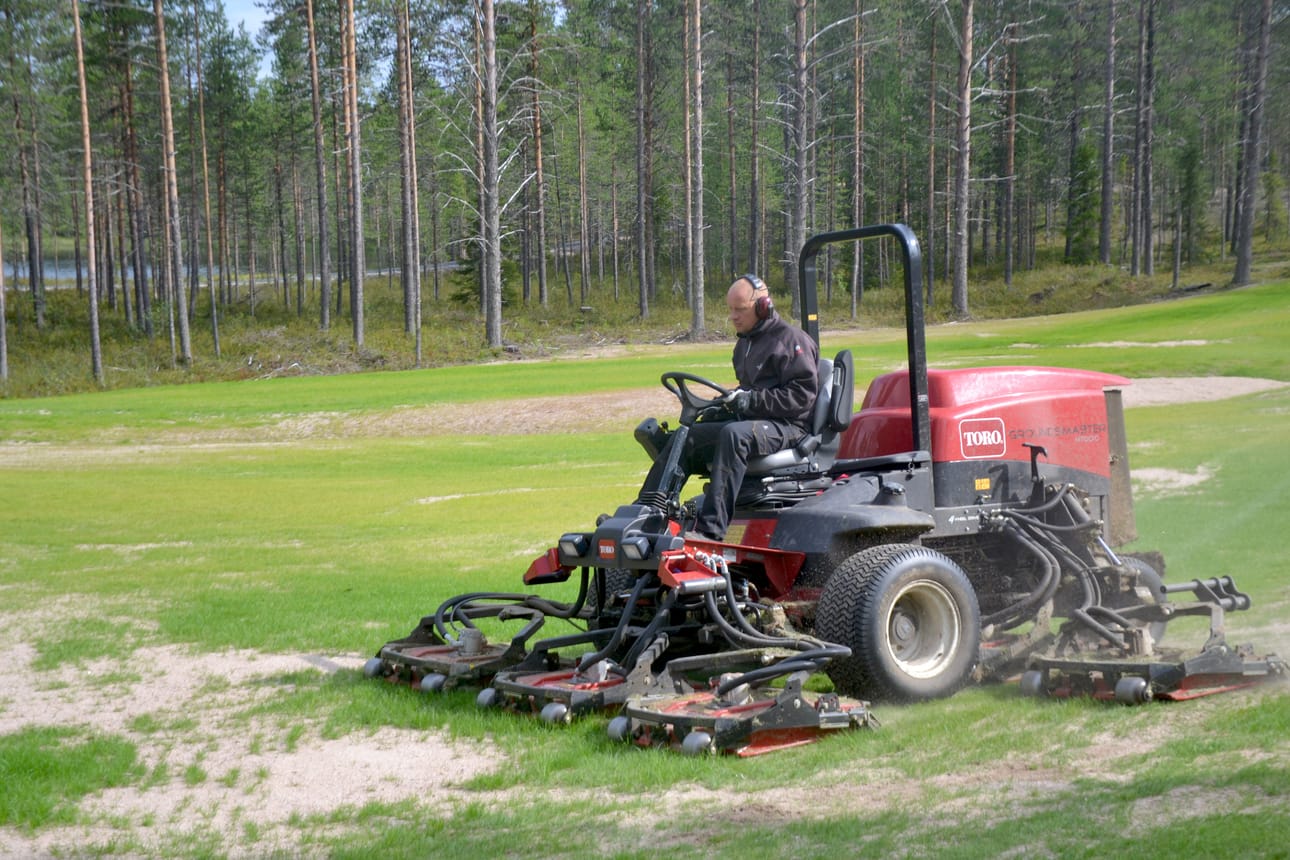 Vielä ei Hannu Auvinen pääse ajamaan golfkentän viheriöitä. Arkistokuva.