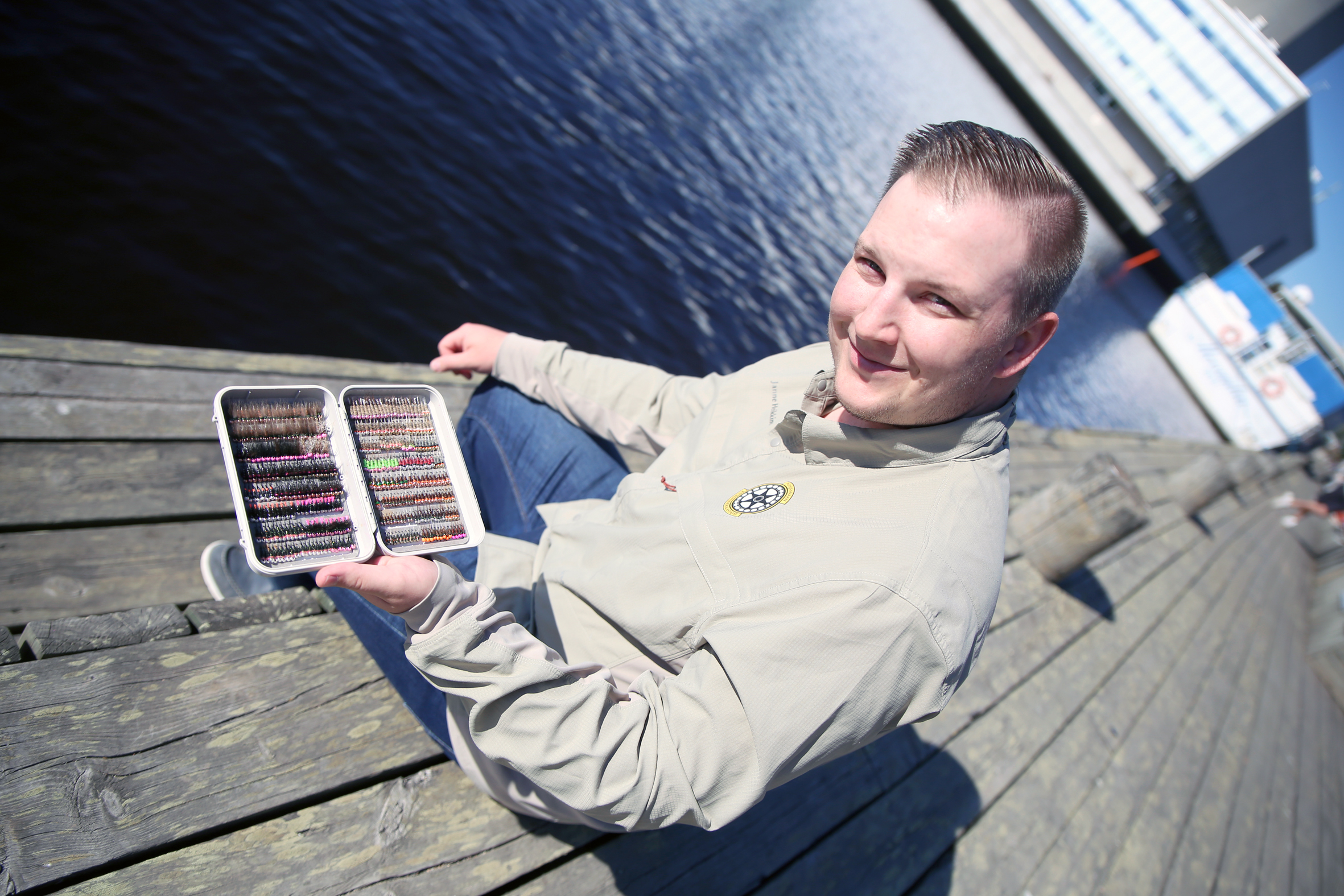 Perhokalastajan talvet kuluvat perhonsidonnan merkeissä. Janne Heikkisen talven saldo on pitkästi toistatuhatta perhoa.