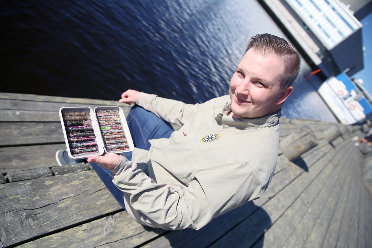 Perhokalastajan talvet kuluvat perhonsidonnan merkeissä. Janne Heikkisen talven saldo on pitkästi toistatuhatta perhoa.
