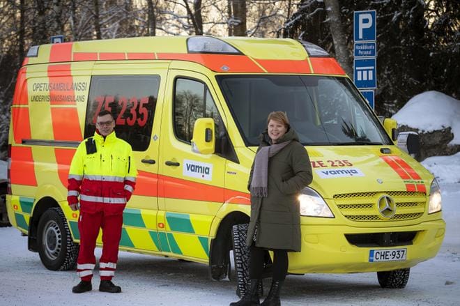 Sami Pienimäki ja Anne Eronen-Lindeblad iloitsevat Vamian ensimmäisestä omasta opetusambulanssista. KUVA: JARNO PELLINEN