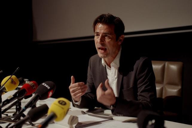 Claes Bang esittämä museokuraattori kaivaa itselleen kuoppaa.