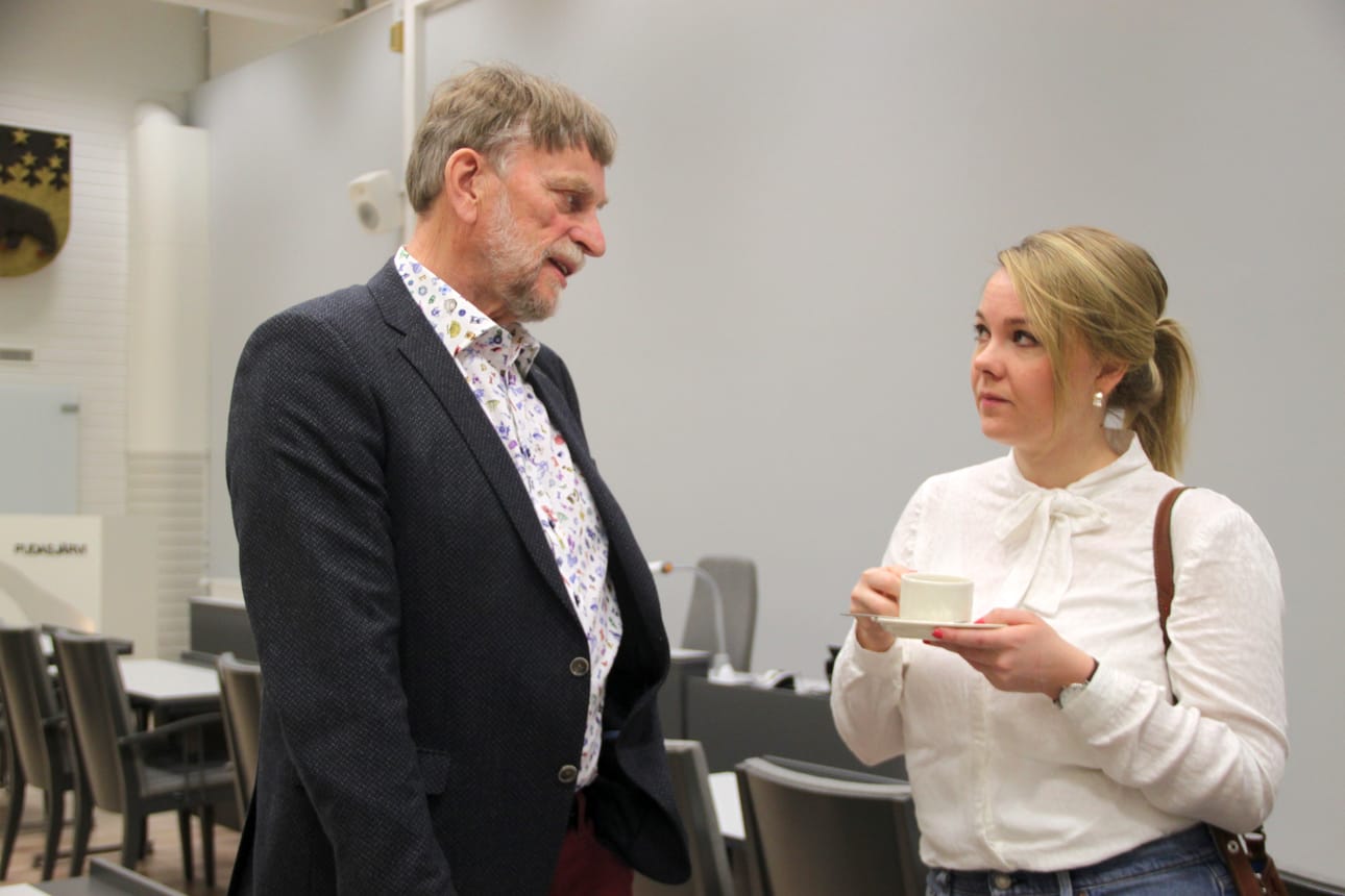 Katri Kulmuni vaihtoi mielipiteitä Seppo Sammelvuon kanssa.