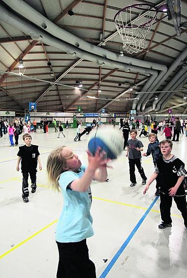 Katukoristurnaus jouduttiin siirtämäään sateelta suojaan sisälle Ouluhalliin.