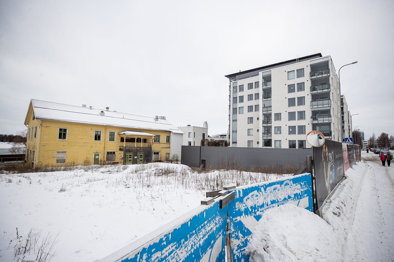Keltainen Merijalin vanha konttorirakennus tehdään kaksikerroksiseksi asuintaloksi entisöimällä melkoisen täydellisesti. Hanketta joudutaan viivyttämään pari vuotta.