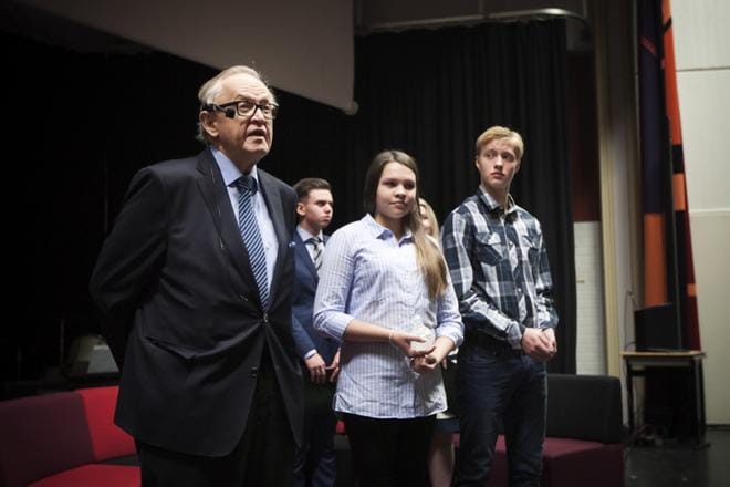 Variskan oppilaat olivat äänestäneet kaksi sovittelijaoppilasta, jotka Martti Ahtisaari palkitsi. 8.-luokkalaiset Vilma Ketelä ja Ville Murtonen tulevat toimeen kaikkien kanssa ja luovat positiivista ilmapiiriä.