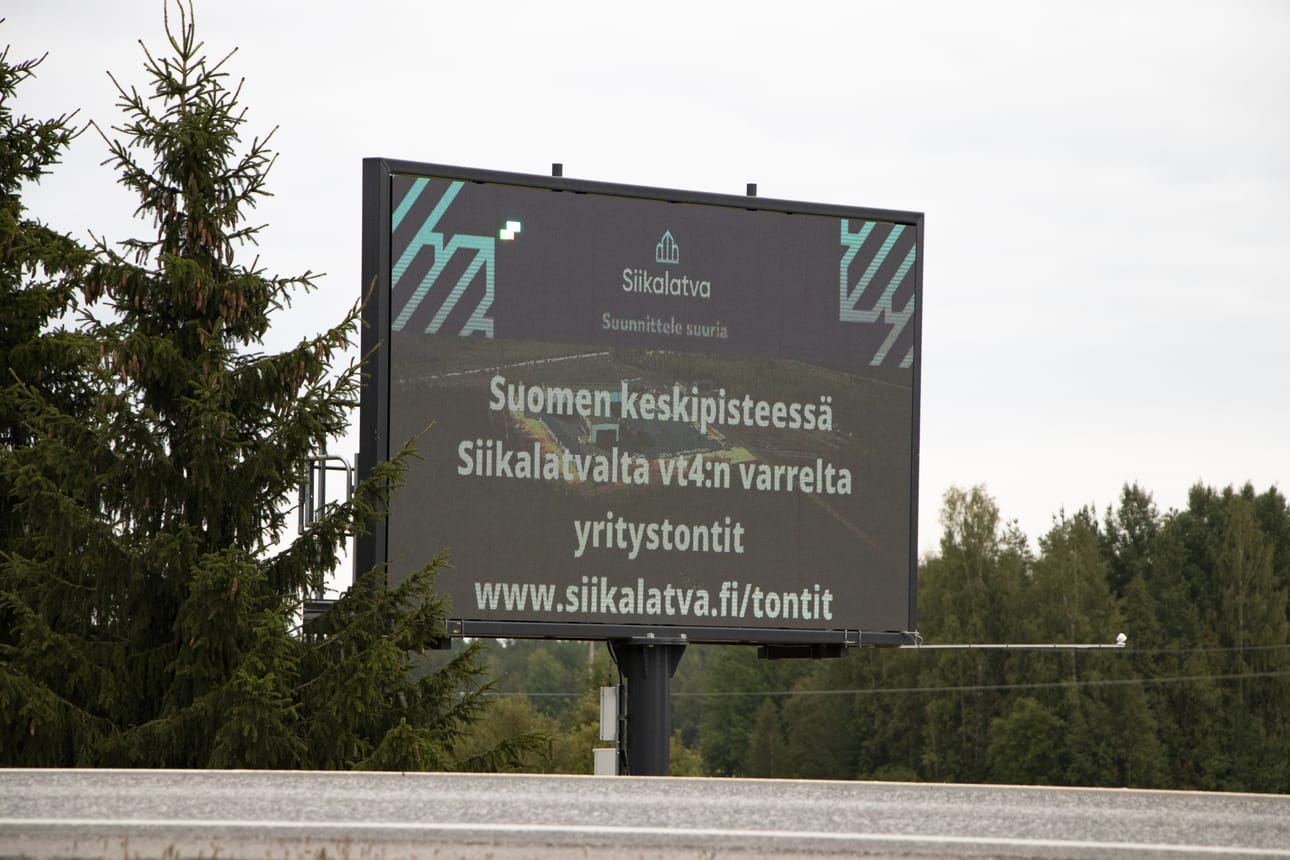 Siikalavan kunta selkeyttää viestinnässään käytettäviä kunnan eri osien nimityksiä. Tämä mainos on Siikalatvan kunnan Pulkkilan kirkonkylällä. Kuvituskuva
