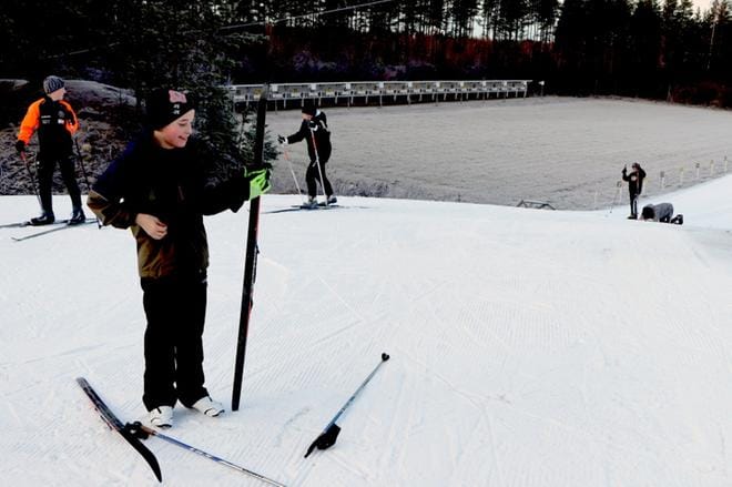 Eetu Rantala puhdisti suksenpohjiaan hiihtolenkin jälkeen. Jotkut luokkakavereista olivat vielä matkalla. KUVA: JAANA-STIINA ALA-KORPI