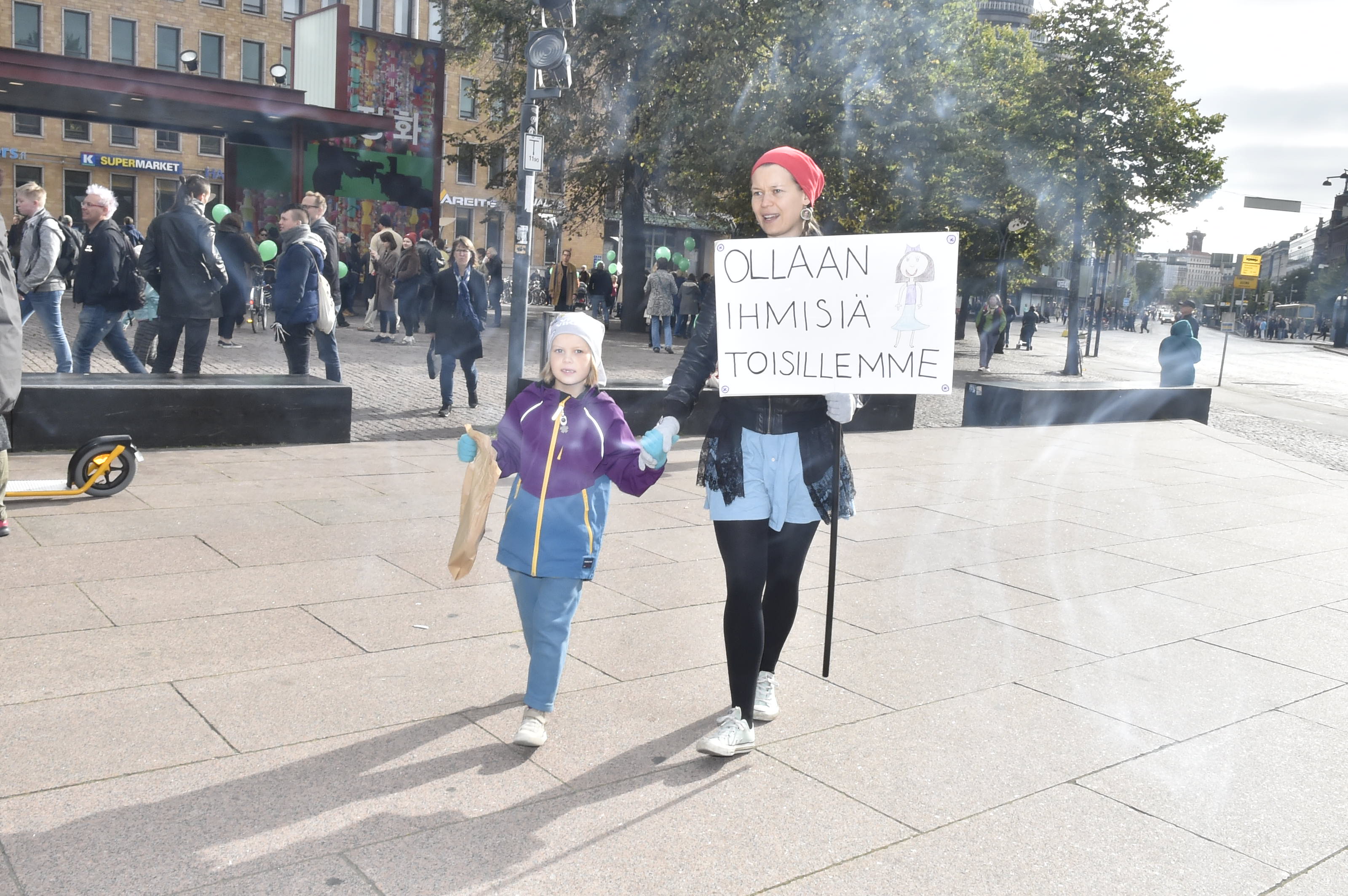 Satu Korpiniitty osallistuu mielenosoitukseen tyttärensä Terhin kanssa. 