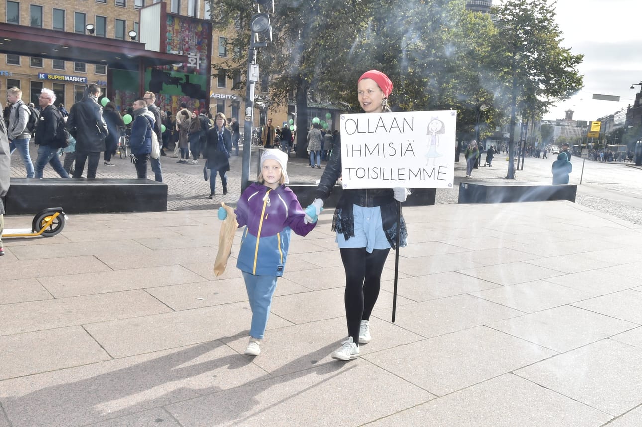 Satu Korpiniitty osallistuu mielenosoitukseen tyttärensä Terhin kanssa.