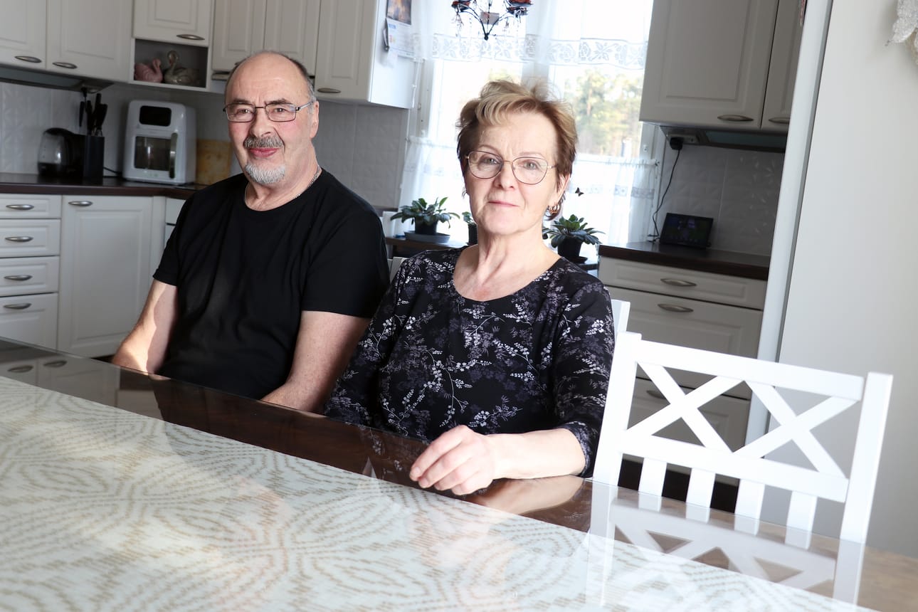Erkki ja Irja Hannilan ruokapöytää koristaa Irjan kutoma pellavaliina. Sen pellavat löytyivät kotitalon ullakolta vuosia sitten.