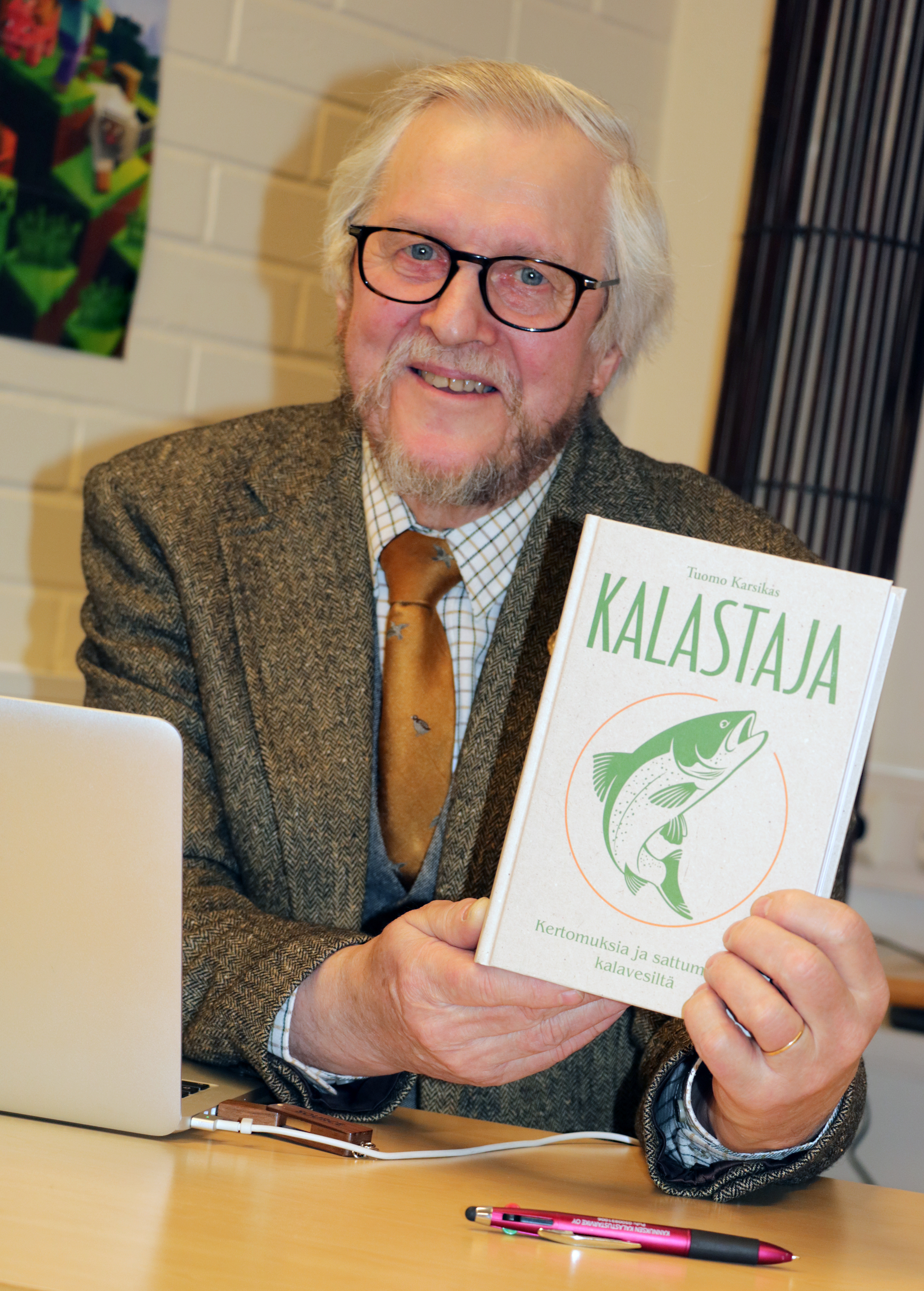 Tuomo Karsikkaan käsien kautta kulkeneet kalasaaliit ovat ikuistuneet mielikuviksi ja muistijäljiksi "pään kovalevylle", kuten hän itse asian ilmaisee. Vuosikymmenien aikana Karsikas on pitänyt myös kalastuspäiväkirjaa. Nyt kannuslainen kirjailija on tehnyt niistä teoksen, Kalastaja. Tarinoina ovat eri puolilla Suomea ja Norjaan koetut kalastushetket ja kohtaamiset toisten kalastajien kanssa.